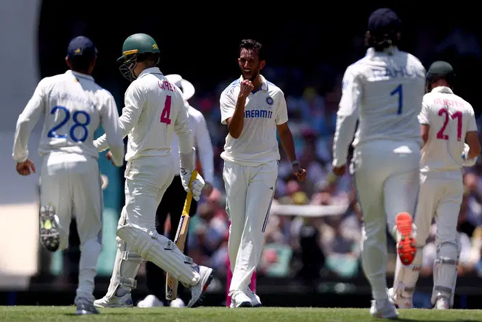 India's bowlers shine, Australia 4 runs behind