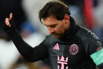 Referee asks Messi for his match jersey