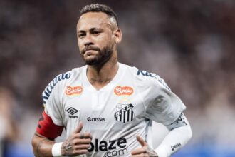Neymar reacts to being dropped from Brazil team