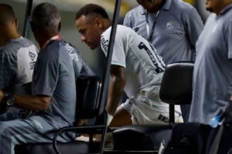 Neymar leaves the field in tears again