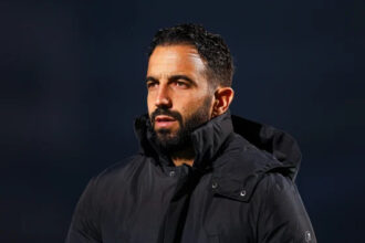 Man United coach to say sorry for nightmare season