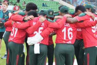 Bangladesh battle with heavy hearts on the field