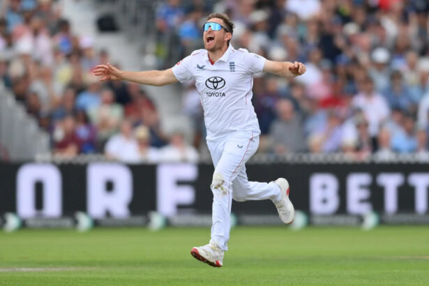 Dawson takes wicket in 7th ball on test return
