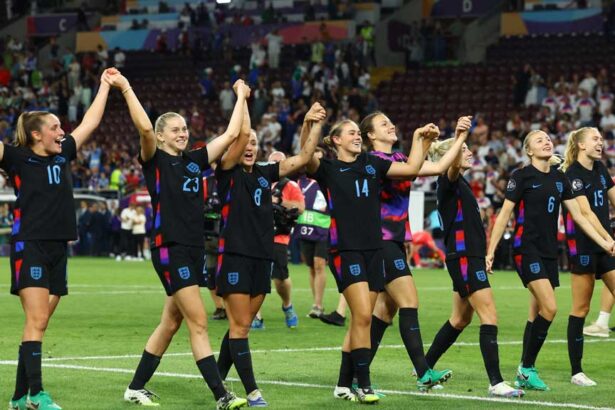 England reach final after stunning comeback