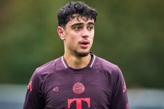 Bayern’s Pavlovic leaves the field after ankle injury