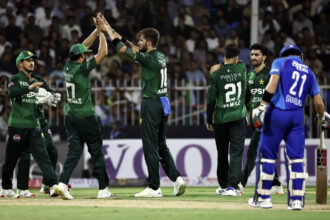 Pakistan clinch victory with brilliant bowling