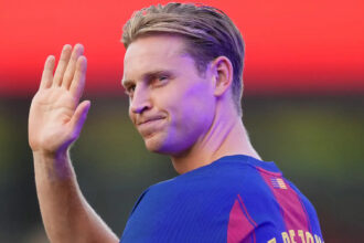 De Jong signs new contract with Barcelona