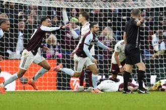 Arsenal fall late at Aston Villa as title race opens up