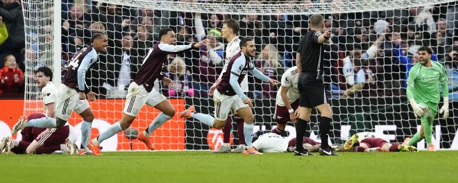 Arsenal fall late at Aston Villa as title race opens up