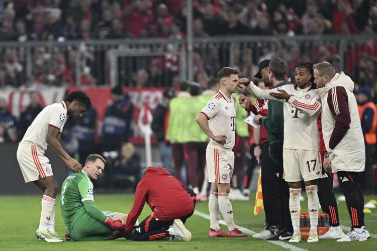 Neuer Injury scare during celebration