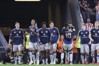 Man United dominates to reach final
