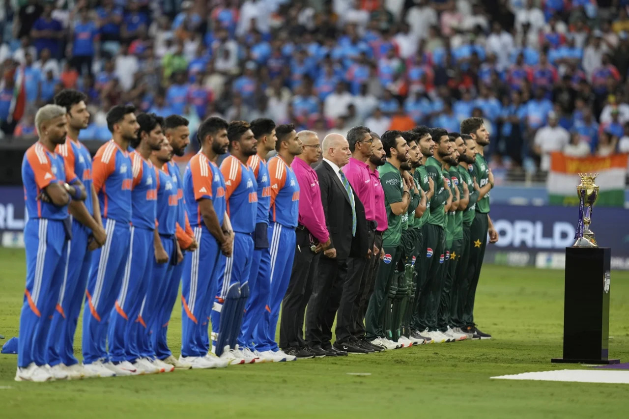এশিয়া কাপে হাত না মেলায় ভারতীয়দের সমালোচনা