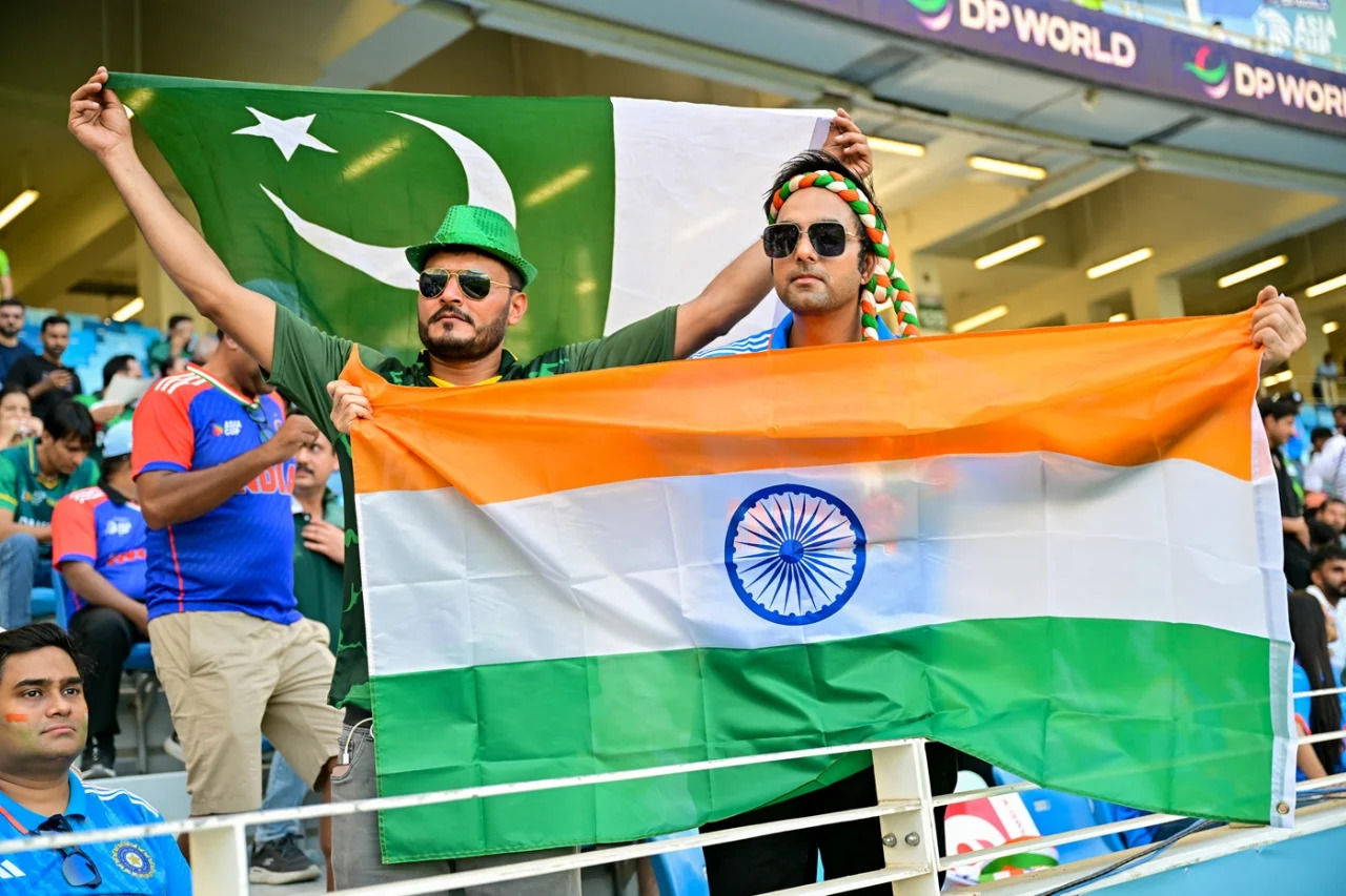 ভারত-পাকিস্তান ফাইনাল, টস জিতে বোলিংয়ে ভারত