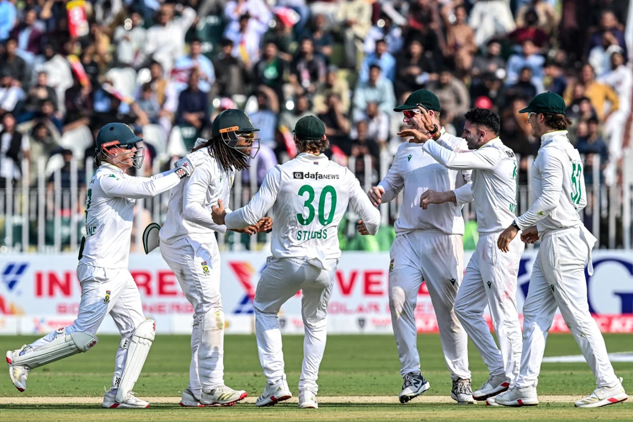 মহারাজের ৭ উইকেট স্টাবসের ব্যাটে দক্ষিণ আফ্রিকার লড়াই