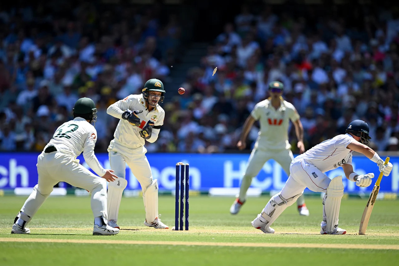 টেস্টে চাপ বাড়ল, ইংল্যান্ড এখনো ১৫৮ রানে পিছনে