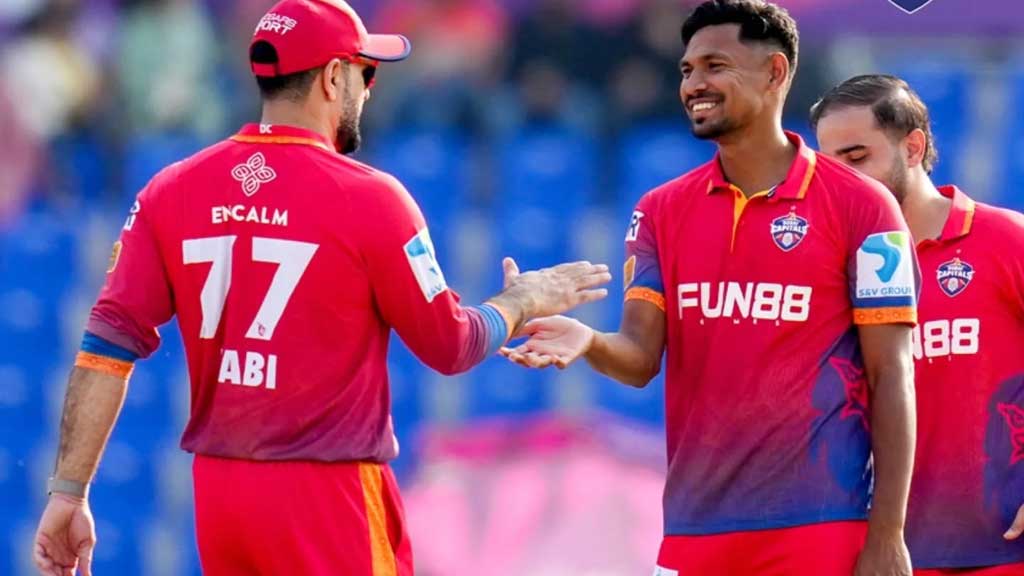 ৪ বলে ৩ উইকেটের ঝড় তুললেন মুস্তাফিজ