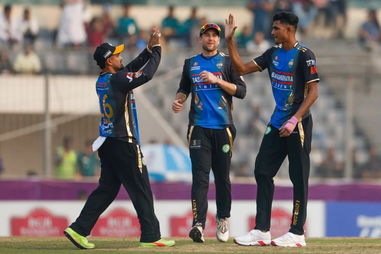 ঢাকা ক্যাপিটালসকে হারিয়ে রংপুর রাইডার্স প্লে-অফে