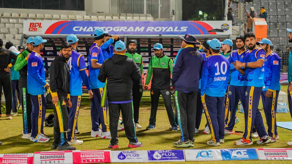 সংকটের মধ্যেই শীর্ষে উঠে এলো চট্টগ্রাম