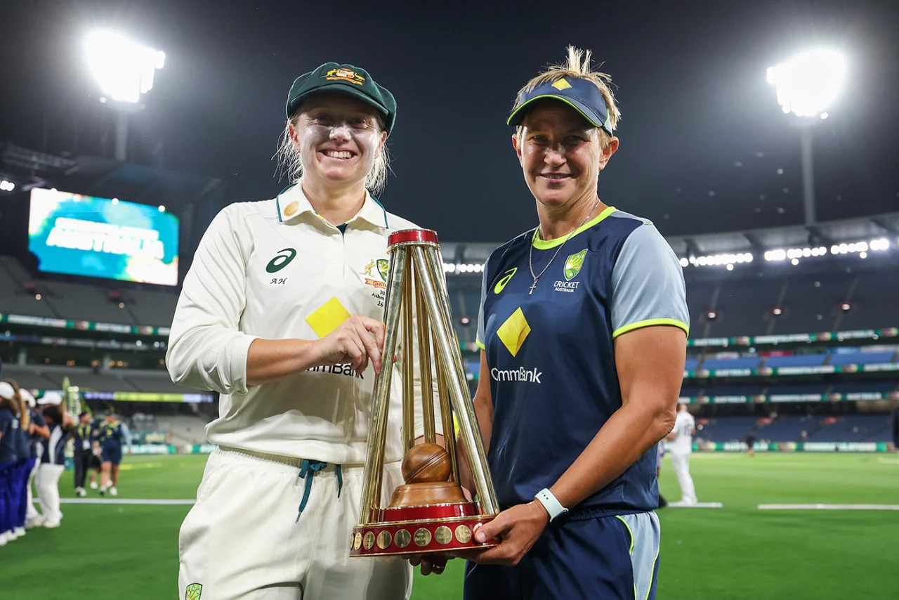 ৮ বিশ্বকাপজয়ী কিংবদন্তি অ্যালিসা হিলির বিদায় ঘোষণা