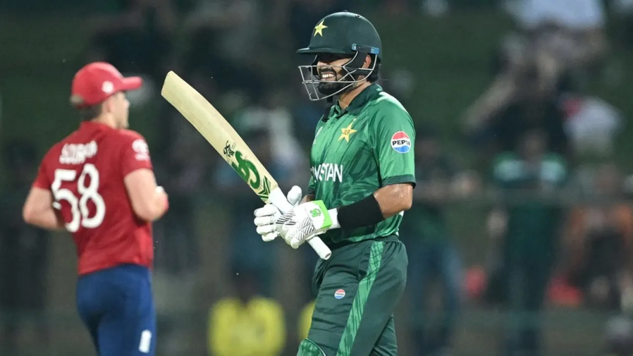 বাবরকে খেলানো স্রেফ রাজনীতি, কোচ খুঁজছেন সেফটি কার্ড