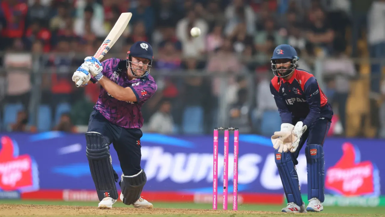 বোর্ডে হেলমেট ছুড়ে শাস্তি পেলেন স্কটিশ ওপেনার জর্জ মানজি