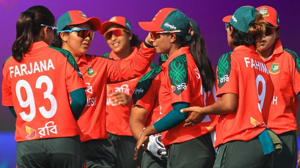 মেঘলার বোলিংয়ে রোমাঞ্চকর জয় বাংলাদেশে