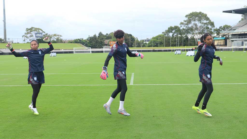 দূরপাল্লার শট ঠেকাতে রূপনা-মিলিদের কড়া অনুশীলন