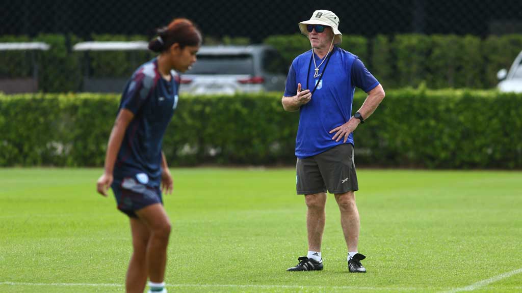 অভিষেক আসরেই কঠিন চ্যালেঞ্জের সামনে বাংলাদেশ