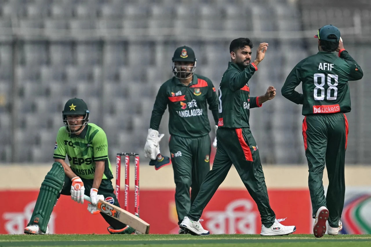 আইসিসি র‍্যাঙ্কিংয়ে শীর্ষ দশে ফিরলেন মিরাজ