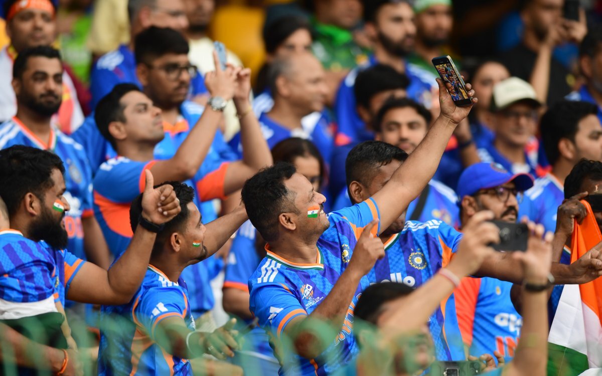 টিকেটের দাম আকাশছোঁয়া, পাল্লা দিয়ে বাড়ছে হোটেল ভাড়াও