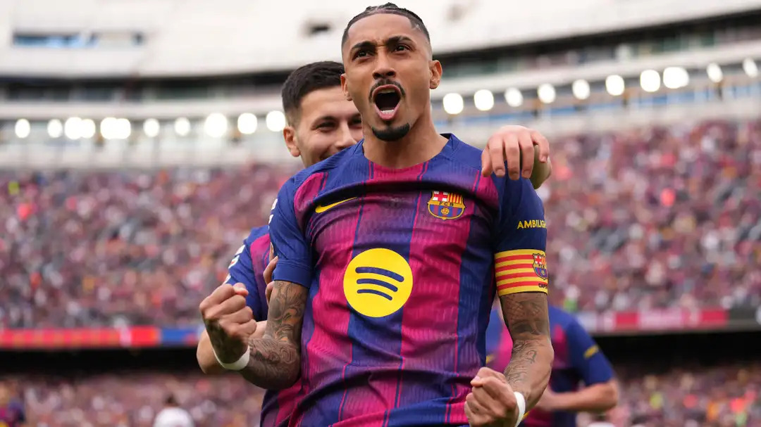 রাফিনিয়ার হ্যাটট্রিকে সেভিয়াকে গোলবন্যায় ভাসাল বার্সেলোনা