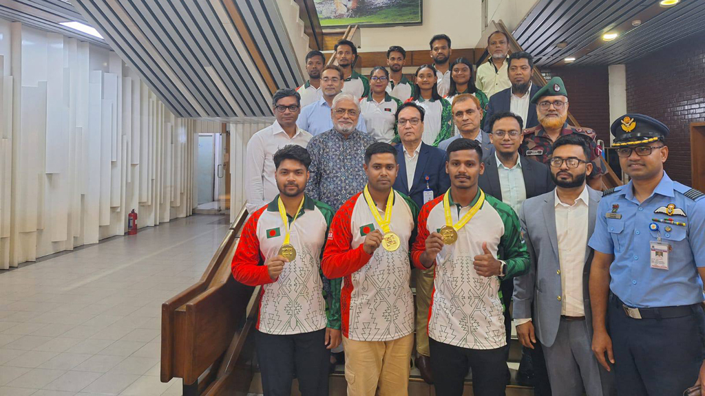 সোনাজয়ী হিমু-ঐশ্বর্য-নেওয়াজদের রাজকীয় সংবর্ধনা