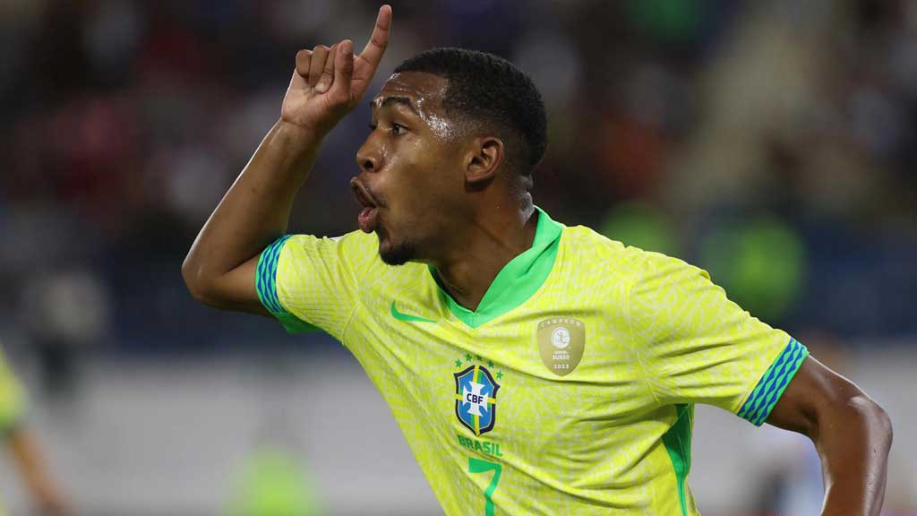 স্বপ্ন সত্যি হলো ১৯ বছরের রায়ানের, ব্রাজিলে প্রথম ডাক