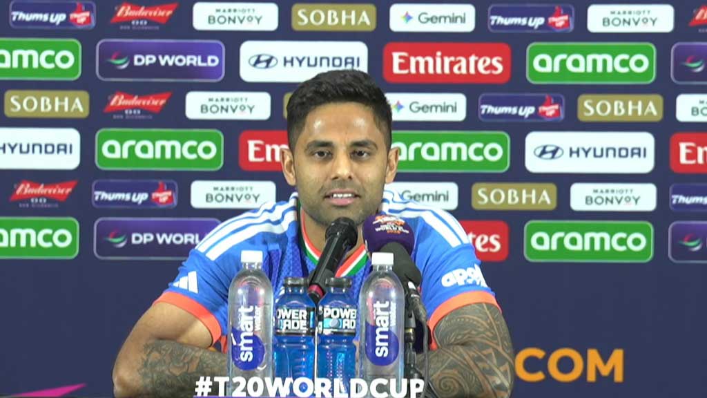 স্যান্টনারের ‘গ্যালারি স্তব্ধ’ করার হুংকারের জবাব দিলেন সুরিয়াকুমার