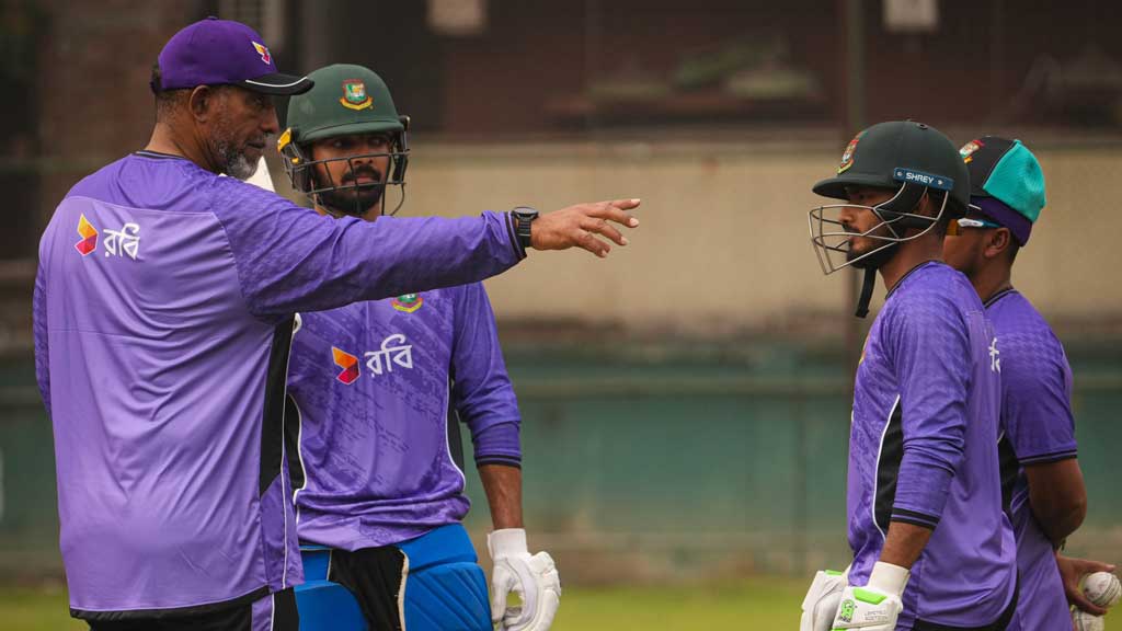 ওপেনিং নিয়ে ধোঁয়াশা কাটালেন কোচ ফিল সিমন্স