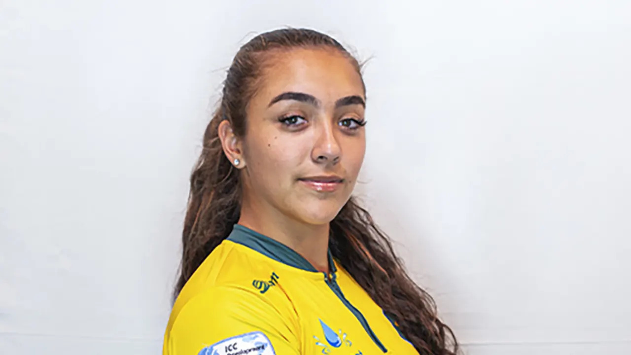 ক্রিকেটে ব্রাজিলের বিশ্ব রেকর্ড ও একাই ৯ উইকেট নিলেন লরা কারদোসো