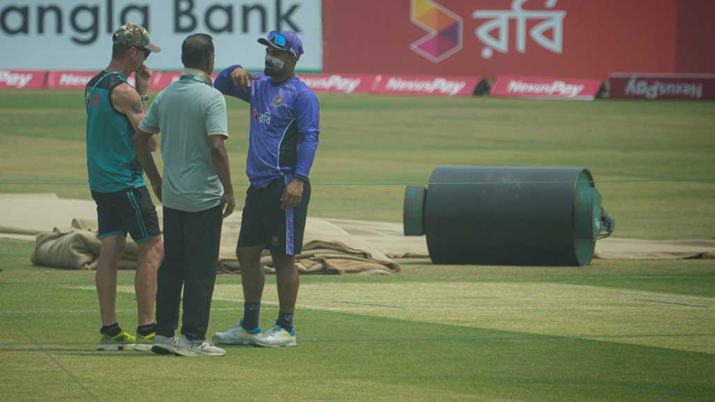 টনি হেমিংয়ের জাদুতে জহুর আহমেদ চৌধুরী স্টেডিয়ামে রান বন্যার আভাস