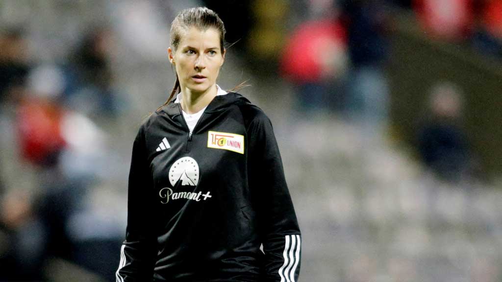 ফুটবল ইতিহাসে নতুন দিগন্ত আর বুন্দেসলিগায় পুরুষ দলের ডাগআউটে নারী কোচ