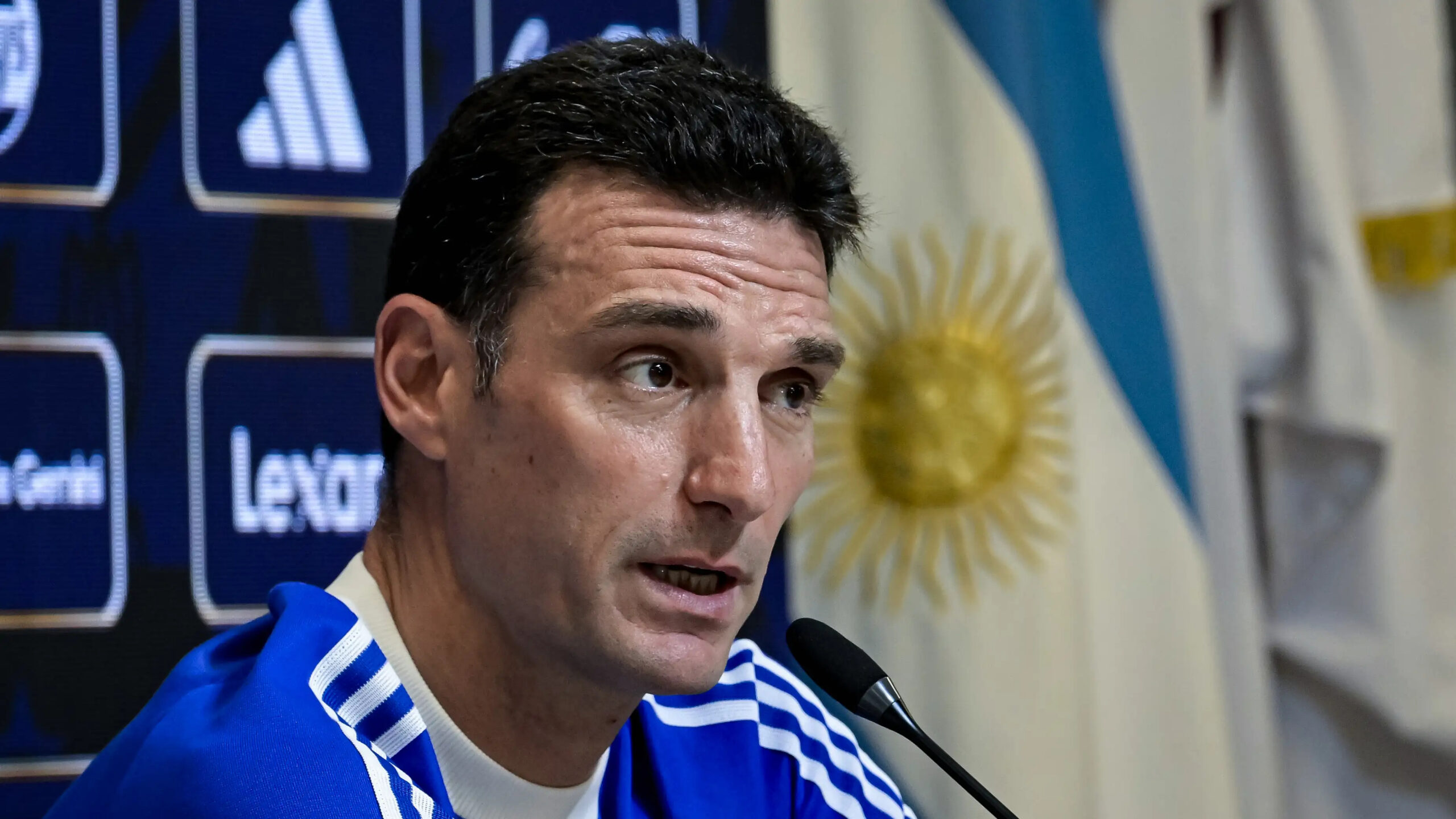 সংবাদ সম্মেলনে স্কালোনিকে ফুটবল জ্ঞান দিলেন এক তরুণ