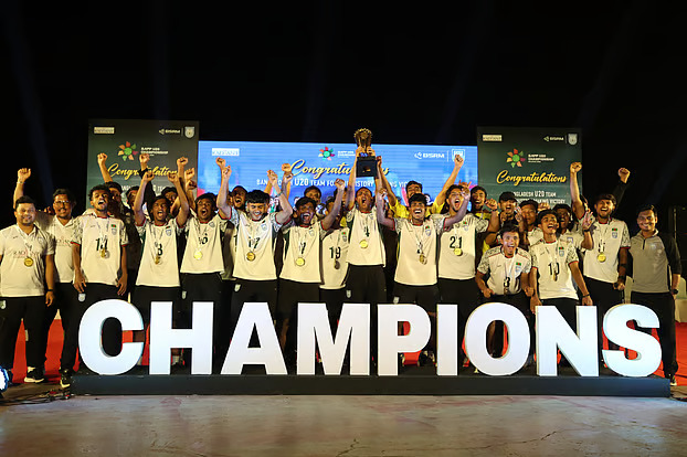 হাতিরঝিলে সাফ জয়ীদের রাজকীয় সংবর্ধনা ও ট্রফি উৎসর্গ