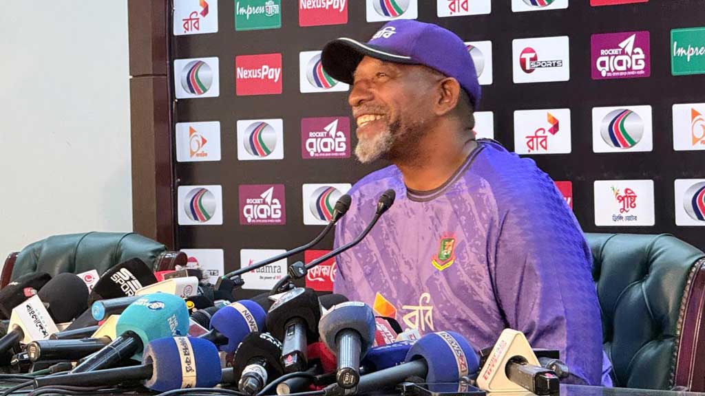 ‘কোনো কিছুতেই আর অবাক হই না’ বিসিবির রদবদল নিয়ে ফিল সিমন্স