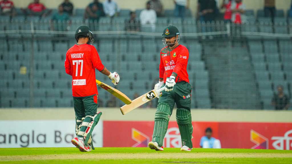 গোল্ডেন ডাকের ভিড় আর ১০২ রানেই অলআউট বাংলাদেশ