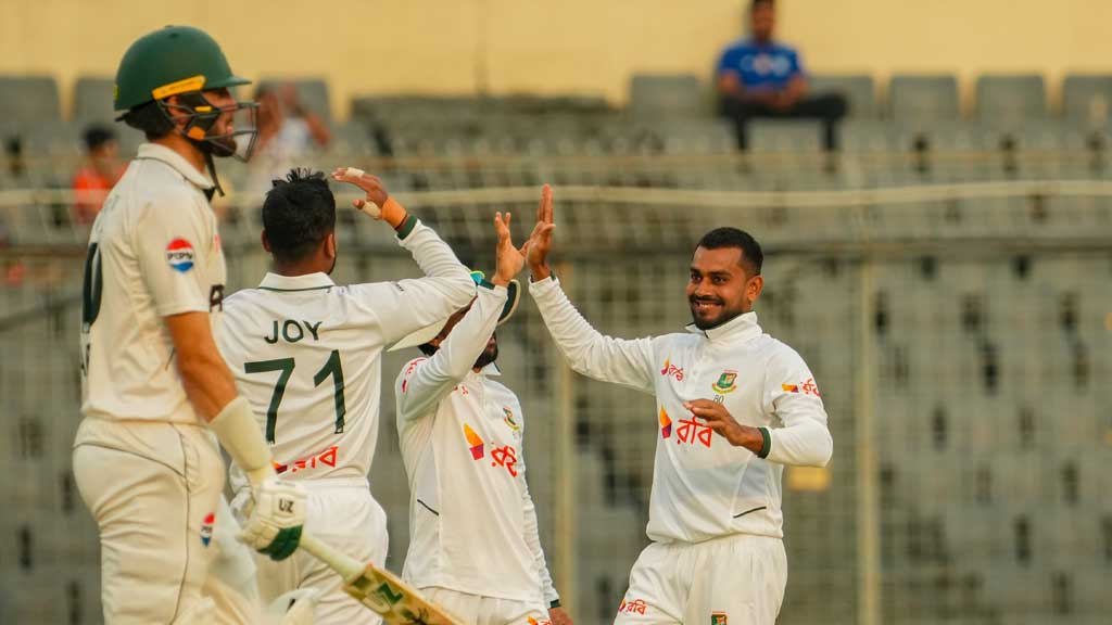 চতুর্থ দিনে ব্যাটসম্যানদের দায়িত্ব নিতে হবে বললেন মিরাজ
