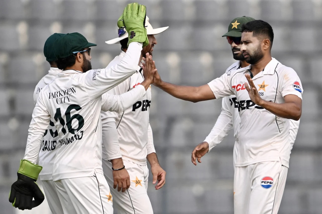 বাংলাদেশের কাছে হেরে আকমালের ক্ষোভ
