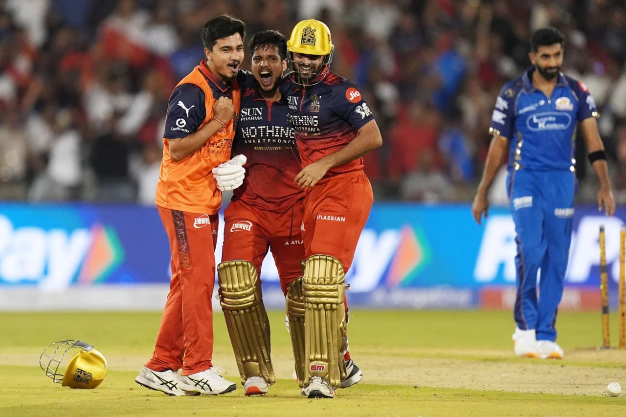 শেষ ওভারের নাটকীয়তায় মুম্বাইকে বিদায় করল বেঙ্গালুরু