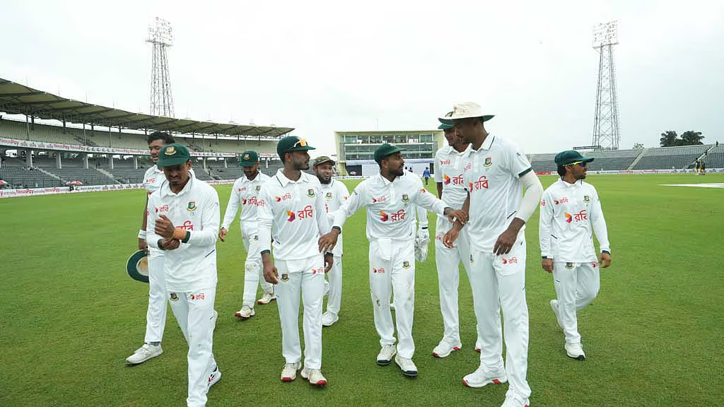 ৪৩৭ রানের পাহাড়সম লক্ষ্যে চাপা পড়ল পাকিস্তান